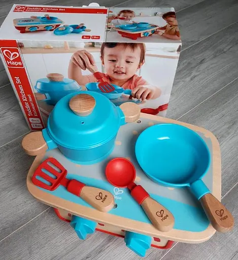 Детская плита с посудой Hape E3170 Игровой набор для девочек и мальчиков - фото 8