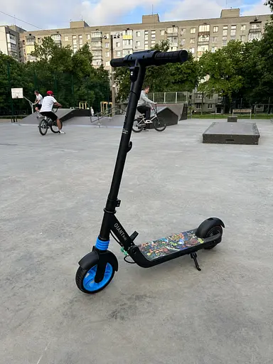 Детский электросамокат GIANT Kids E10 PRO 4.4Ah черный + Bluetooth колонка - фото 2