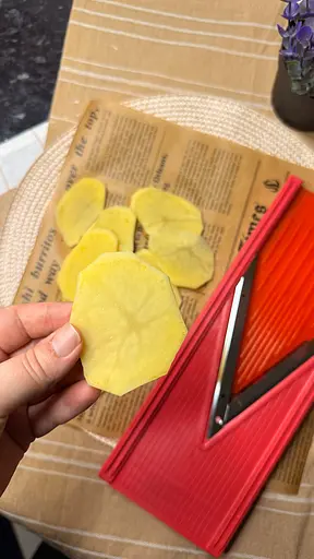 Ручний слайсер овочерізка з V-лезами з нержавіючої сталі для тонкої нарізки картоплі на чіпси, Kitchette Червоний 86964 - фото 2