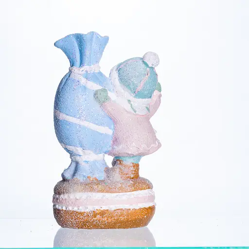 Новорічна декоративна фігурка Дитина з цукеркою Yiwu CR-6-12 з порцеляни з підсвічуванням 12 × 9 × 20.5 см  - фото 5