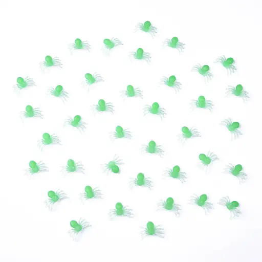 Набор светящихся в темноте пластиковых пауков Хэллоуин 50 шт, IDEA12-HOL20 - фото 2