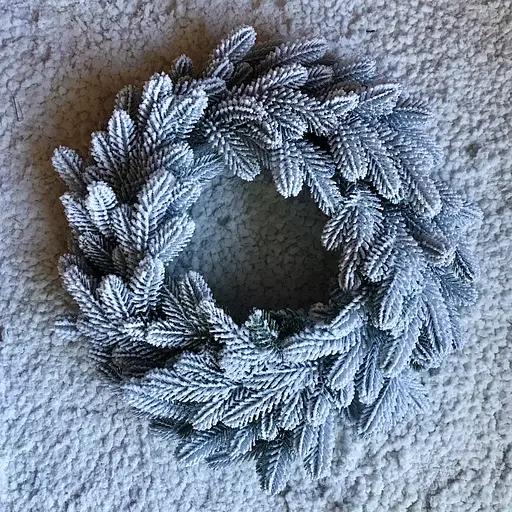 Венок хвойный рождественский Hvoya Traditional литой заснеженный 40 см - фото 2