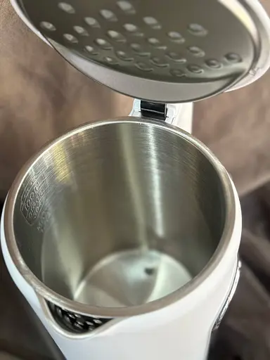 Электрочайник Grunhelm EKS-25030W 1.7л 2200Вт Белый - фото 3