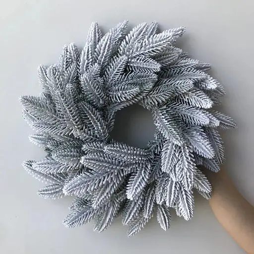 Різдвяний вінок Преміальний засніжений із хвої литої (діаметр - 45 см) - фото 3