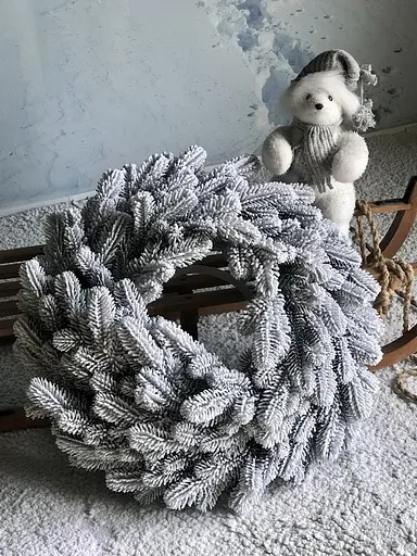 Венок хвойный рождественский Hvoya Lux литой заснеженный 70 см - фото 4