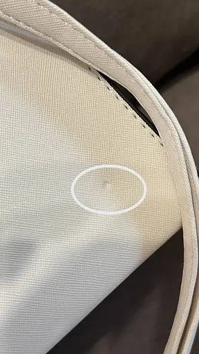 Сумочка з еко-шкіри через плече з кольоровим шарфом на ручці та брелоком (Білий) - фото 4