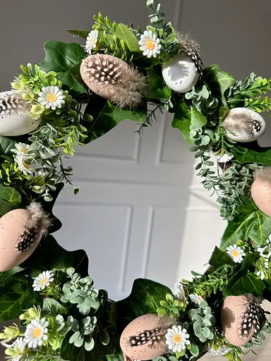 Декоративный венок Hvoya Пасхальный с яйцами, ромашками и весенней зеленью 45 см - фото 3