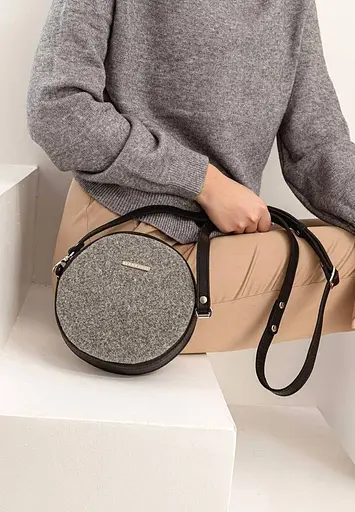 Круглая женская фетровая сумка Tablet с кожаными черными вставками - фото 8