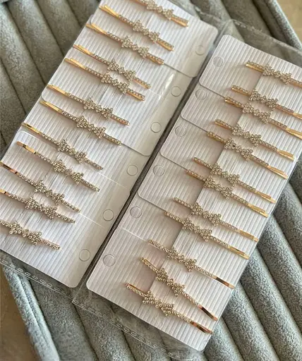 Набір заколки-невидимки з стразами у формі бантика 24 шт Золотистий - фото 1