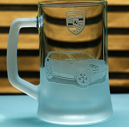 Подарунковий пивний келих 660 мл з гравіюванням автомобіля машини Porsche Cayenne Порше Кайєн - фото 1