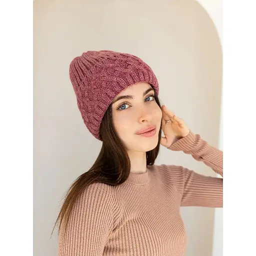 Женская зимняя шапка Виктория из шерсти 20% с узором и флисовой подкладкой темно Розовий - фото 1