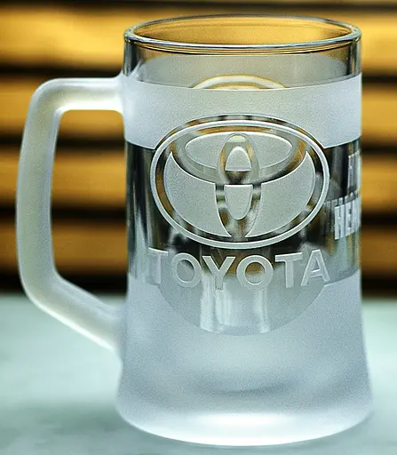Пивний кухоль Toyota Тойота 660 мл з гравіюванням Подарунок автолюбителю  Келих з логотипом авто та легендарний слоган - фото 1