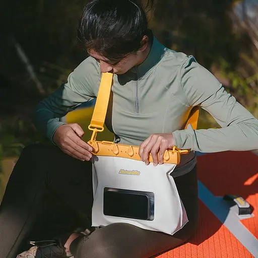 Водонепроникна сумка Naturehike CNK2300BS016 2.6л (Біло-жовта) - фото 2