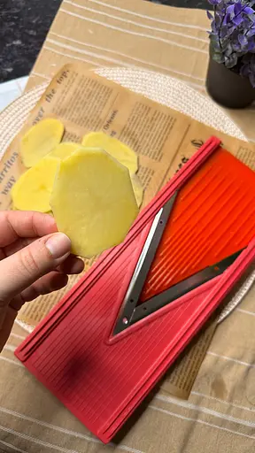 Ручний слайсер овочерізка з V-лезами з нержавіючої сталі для тонкої нарізки картоплі на чіпси, Kitchette Червоний 86964 - фото 6