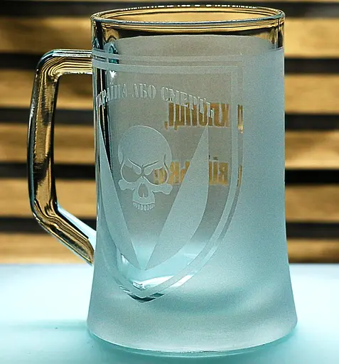 Подарунковий келих для пива з гравіюванням 660 мл лого шеврона 72 ОМБр Черных Запорожцев - фото 3