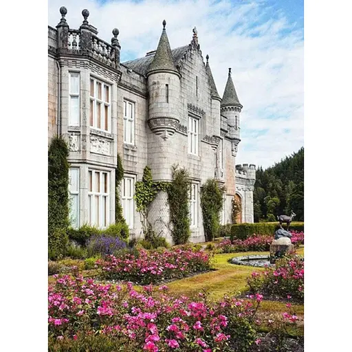 Алмазная мозаика Strateg ПРЕМИУМ Замок Балморал без подрамника размером 50х65 см (SGK86080) - фото 1