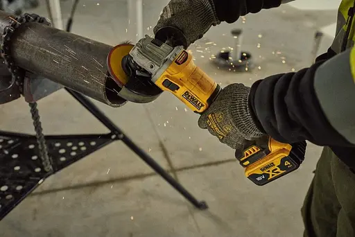 Шлифмашина угловая аккумуляторная бесщеточная DeWALT, 18 В XR Li-lon 4 Ач (DCG407M1T) - фото 6