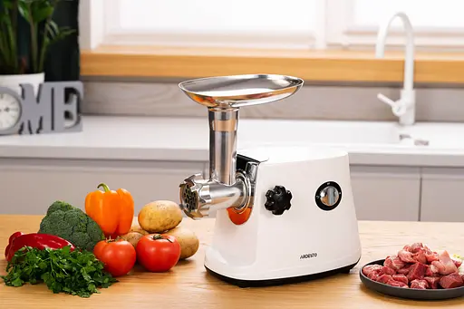 ARDESTO Мясорубка, 1600Вт, продук.-1.6кг/мин, 3 решетки + для ковб., кеббе, 3 терки, пластик, бело-серебристый - фото 3