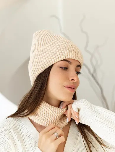 Женская вязаная шапка и снуд набор 2 шерсть 20% с отворотом Бежевый - фото 2