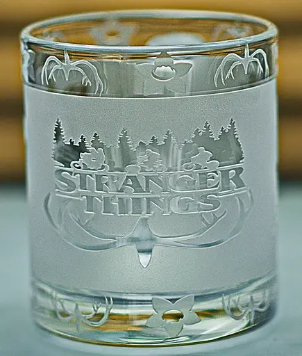 Скляна чашка 320 мл Stranger Things Дивні дива з гравіюванням Подарунок фанату серіалу  Кружка з логотипом векна демогорган - фото 3