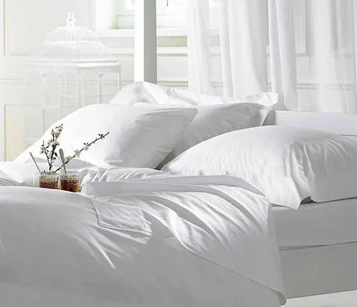 Полуторный постельный комплект микрофибра белого цвета 327504