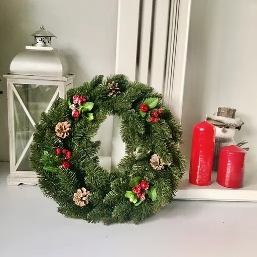 Рождественский венок Hvoya Elegant из искусственной хвои с зеленым декором 50 см - фото 2