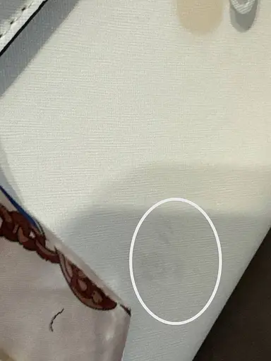 Сумочка з еко-шкіри через плече з кольоровим шарфом на ручці та брелоком (Білий) - фото 5