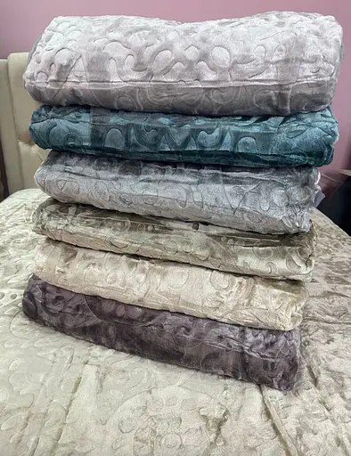 Коц велюровый выбитый Laura Grand бежевый, плед 2,00 × 2,30 м в подарочной сумке - фото 1