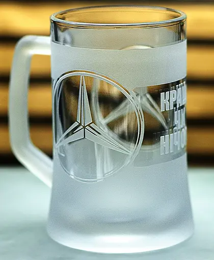 Пивний кухоль Mercedes-Benz 660 мл з гравіюванням Подарунок автолюбителю  Келих з логотипом авто Мерседес та легендарний слоган - фото 3