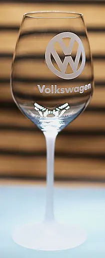 Винний келих 480мл з гравіюванням Фольксваген Volkswagen  подарунок для автолюбителя  скляний фужер з логотипом - фото 2