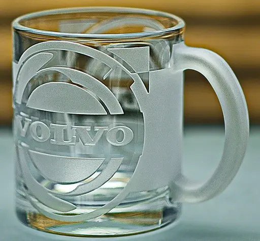 Скляна чашка Volvo 320мл з гравіюваннямж Подарунок автолюбителю кружка для чаю та кави з лого авто Вольво та легендарний слоган - фото 8