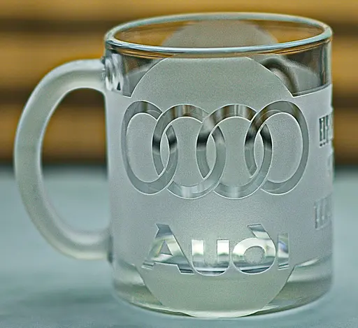 Скляна чашка Audi 320 мл з гравіюванням Подарунок автолюбителю кружка для чаю та кави з логотипом авто Ауді та  легендарний слоган - фото 1