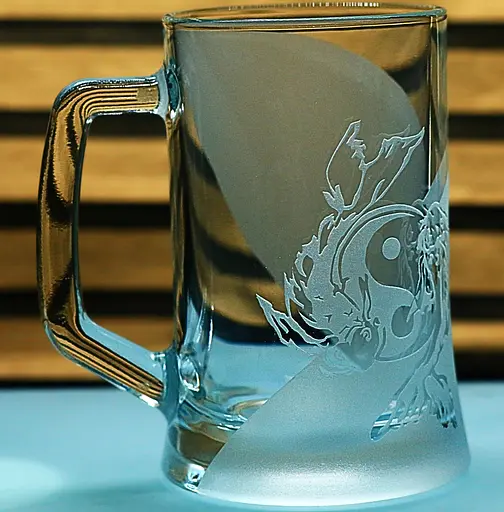 Пивний келих 660 мл Інь-Янь риба короп з гравіюванням символ гармонії подарунок для чоловіка - фото 2