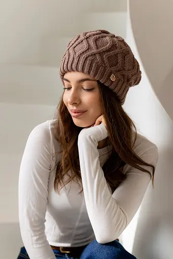 Женский зимний берет Оран из акрила и шерсти 80% с двойной вязкой Светло Каричневый - фото 2