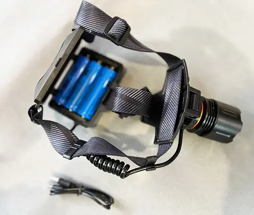 Мощный яркий аккумуляторный налобный фонарь на 3 аккумулятора на голову для рыбалки Powerbank X-Balog-8070 - фото 3