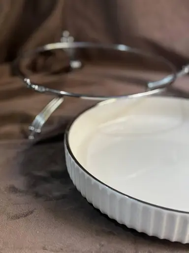 Керамическое блюдо 1572G с рельефом на серебристой подставке 25 см - фото 3