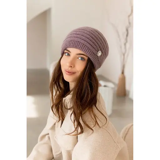 Женская зимняя шапка Валенсия из ангоры 80% с двойной вязкой с брошкой Пыльно Лиловый - фото 1