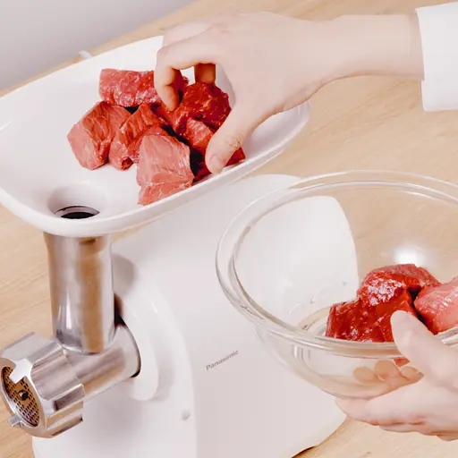 Panasonic Мясорубка, 1700Вт, 3кг/мин, 3 решетки, насадка для кеббе, пластик, белый - фото 7