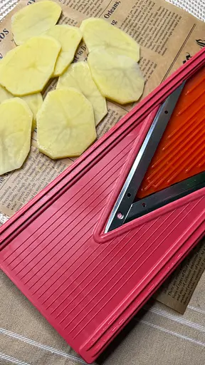 Ручний слайсер овочерізка з V-лезами з нержавіючої сталі для тонкої нарізки картоплі на чіпси, Kitchette Червоний 86964 - фото 7