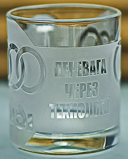 Скляна чашка Audi 320 мл з гравіюванням Подарунок автолюбителю кружка для чаю та кави з логотипом авто Ауді та  легендарний слоган - фото 4