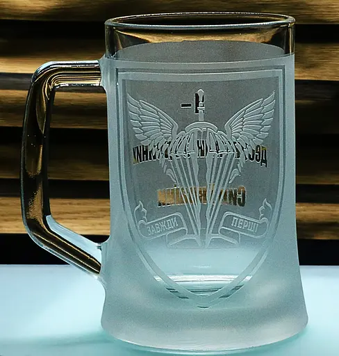 Подарунковий пивний келих з гравіюванням 660 мл лого шеврону Десантно-штурмові війська матовий - фото 1