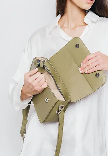 Женская кожаная мини сумка Moment оливковая - фото 3