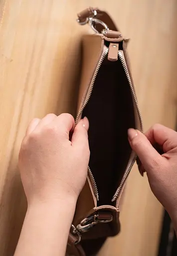 Женская кожаная сумка Sally карамель краст - фото 6