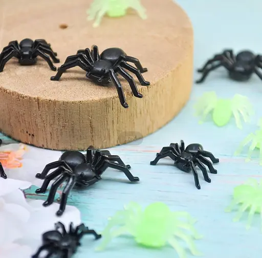 Набор светящихся в темноте пластиковых пауков Хэллоуин 50 шт, IDEA12-HOL20 - фото 5
