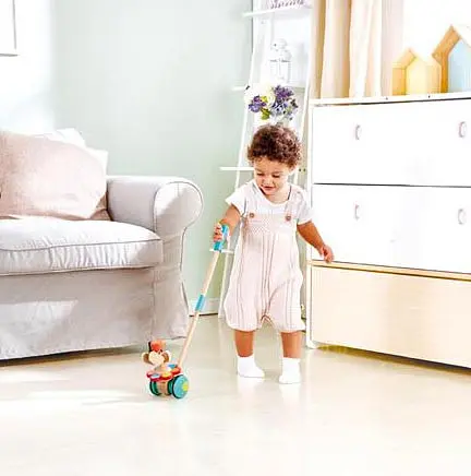 Деревянная каталка Hape E0341 Танцующие бабочки для девочек и мальчиков - фото 3