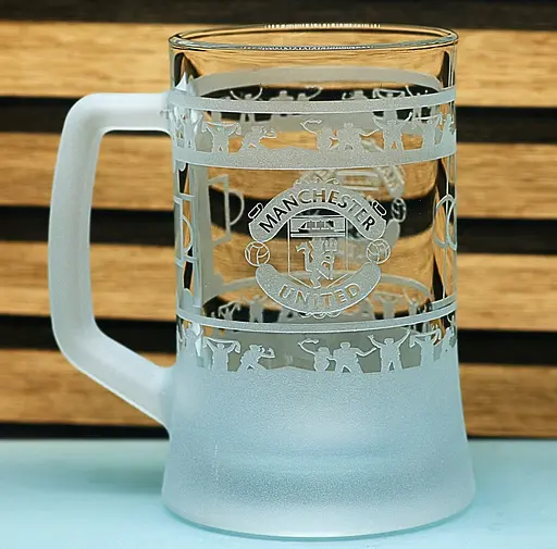 Пивний келих 660 мл ФК Манчестер Юнайтед FC Manchester United з гравіюванням подарунок для фаната   кухоль круговий - фото 1