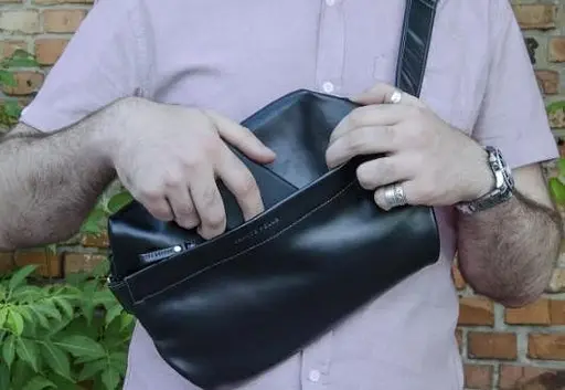 Кожаная женская сумка-бананка Grande Pelle sum0026368 - фото 5