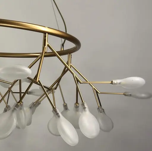 Ніжна люстра у формі кільця на 45 пелюсток в золотистому корпусі Line.F Колір плафона Білий - фото 3