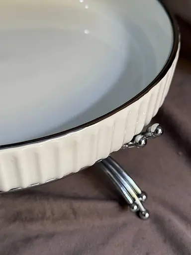 Керамическое блюдо 1572G с рельефом на серебристой подставке 25 см - фото 4