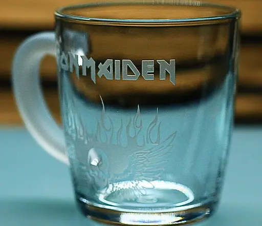 Скляна чашка 350 мл   Iron Maiden з гравіюванням подарунок для фаната хеві металу Айрон Мейден - фото 3